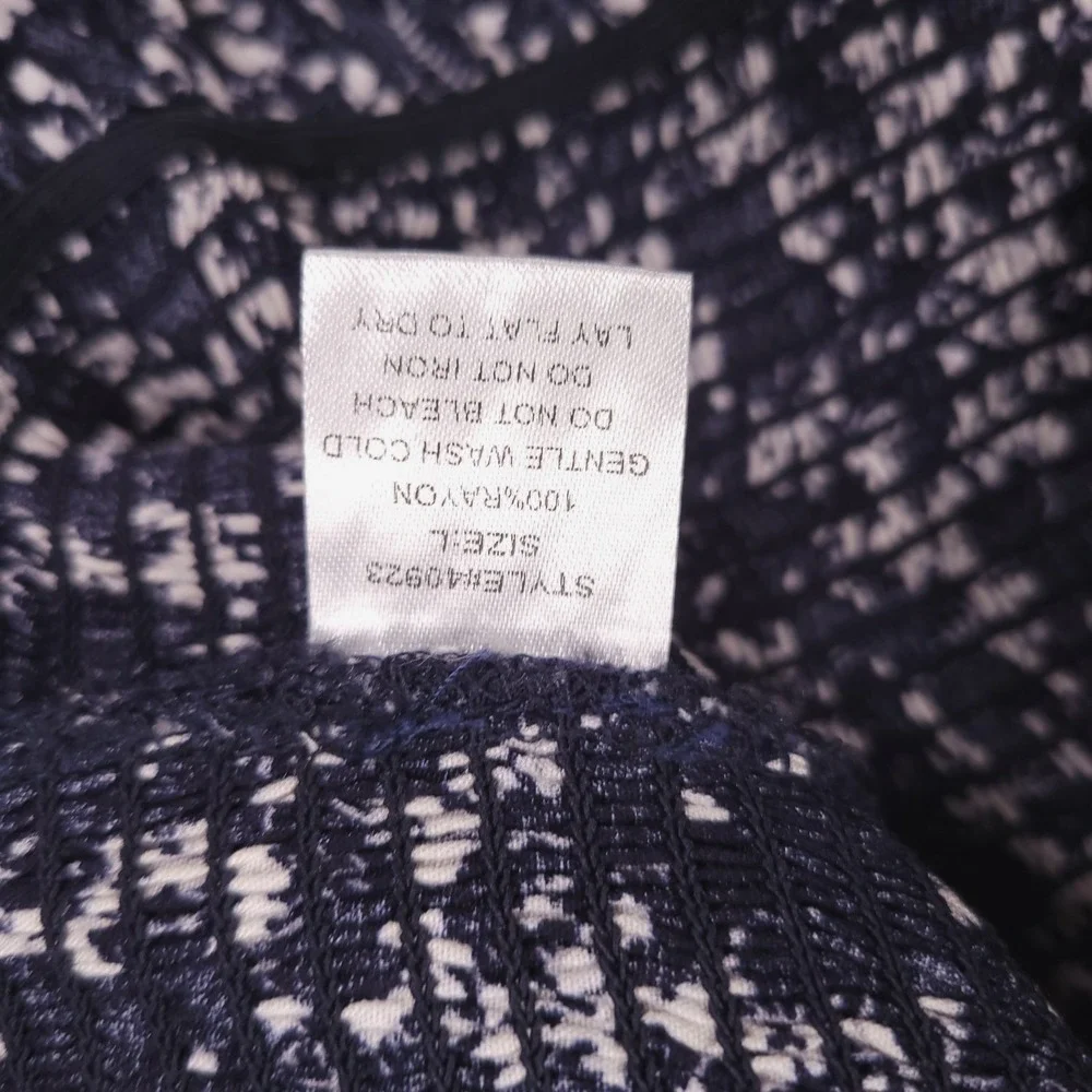 GRADE & GATHER Top Size LARGE Remmi Navy Blue Floral Smocked fab'rik NEW - Picture 6 of 16